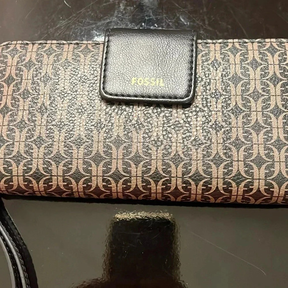 NWT Fossil wallet - Picture 1 of 8
